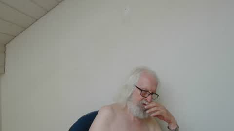 Snapshot of onanister chatting on 15, 7, 2026 Somewhere over the rainbow online show from 15, 7, 2026