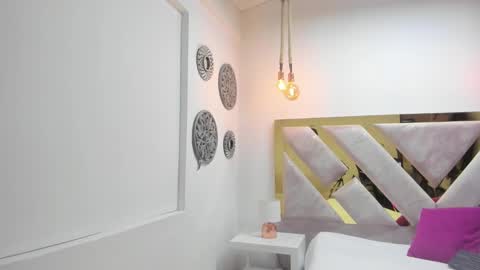 Miss Guzman  online show from 19, 2, 2025