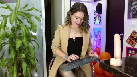 Snapshot of oriana_thomson2 chatting on 8, 10, 2025 Oriana online show from 8, 10, 2025