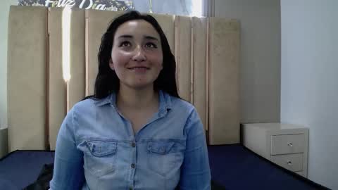 Snapshot of paris_love19 chatting on 23, 11, 2025 kitty online show from 23, 11, 2025