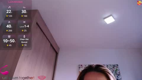 Snapshot of pariswlls chatting on 8, 10, 2025 Paris online show from 8, 10, 2025