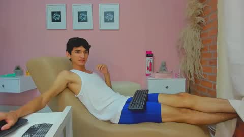 Snapshot of peach_tyron chatting on 19, 12, 2024 peach tyron online show from 19, 12, 2024