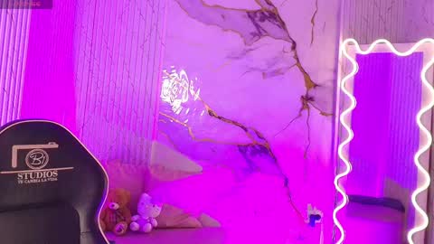 peachy_tay online show from 6, 4, 2026