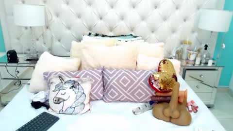 Penelope Laurent online show from 5, 12, 2025