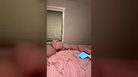 Snapshot of petit3queen chatting on 6, 7, 2026 Petitqueen online show from 6, 7, 2026