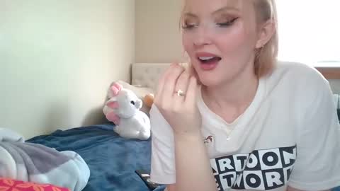Snapshot of petite_cupcake chatting on 20, 2, 2025 Little cupcake online show from 20, 2, 2025