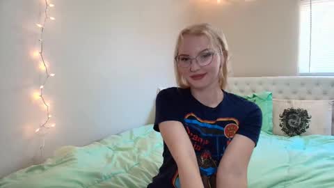 Snapshot of petite_cupcake chatting on 28, 10, 2025 Little cupcake online show from 28, 10, 2025