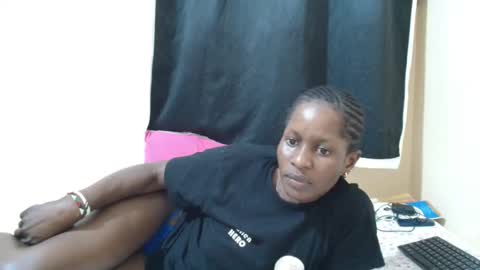 Snapshot of petitegirly12 chatting on 27, 9, 2025 petitegirly12 online show from 27, 9, 2025
