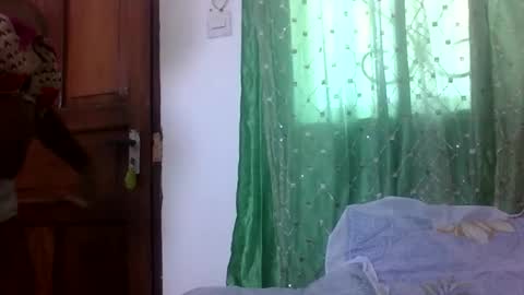 petitesweetchiq online show from 29, 9, 2025