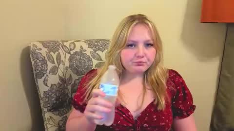 Snapshot of phatassblond chatting on 4, 4, 2026 PhatAssBlond online show from 4, 4, 2026