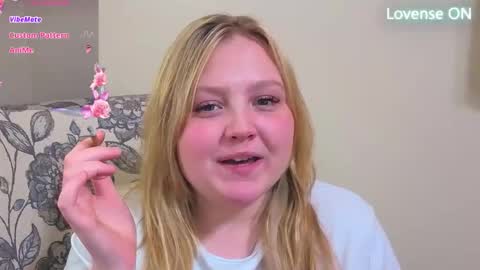 Snapshot of phatassblond chatting on 21, 4, 2026 PhatAssBlond online show from 21, 4, 2026