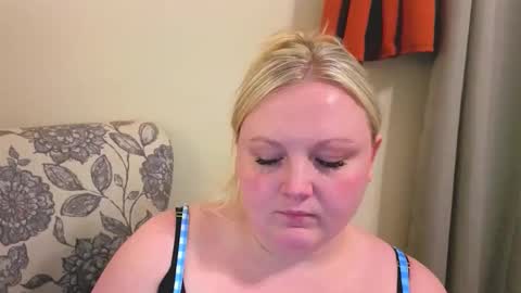 Snapshot of phatassblond chatting on 29, 4, 2026 PhatAssBlond online show from 29, 4, 2026
