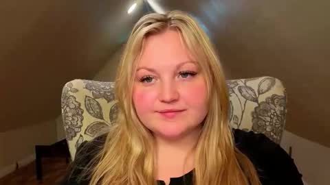 Snapshot of phatassblond chatting on 12, 5, 2026 PhatAssBlond online show from 12, 5, 2026