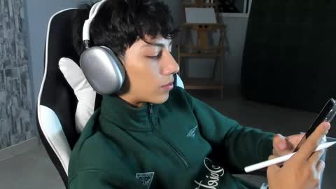 Phil.   INDEPENDENT MODEL online show from 3, 3, 2025