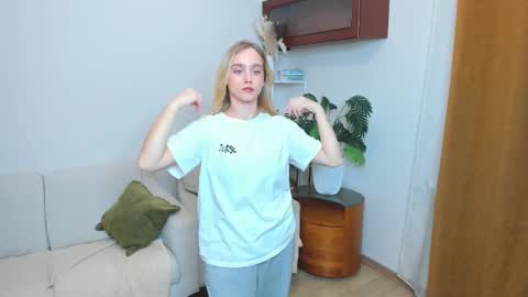 Snapshot of pinkyskyy chatting on 4, 12, 2025 Kate online show from 4, 12, 2025