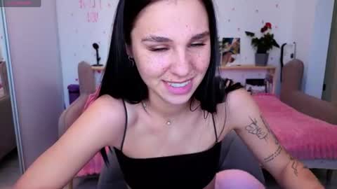 Snapshot of pixie_molly chatting on 5, 7, 2026 Molly online show from 5, 7, 2026