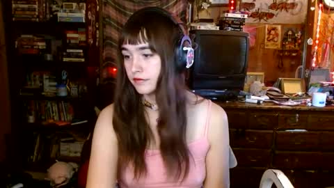 Snapshot of pixinun chatting on 12, 9, 2025 Izzy online show from 12, 9, 2025