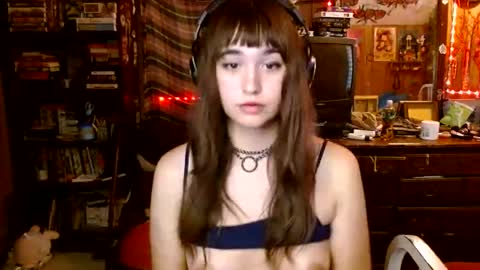 Snapshot of pixinun chatting on 15, 9, 2025 Izzy online show from 15, 9, 2025