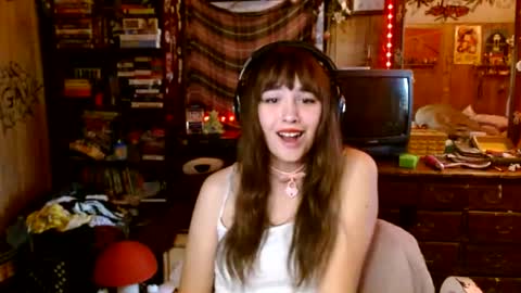 Snapshot of pixinun chatting on 23, 10, 2025 Izzy online show from 23, 10, 2025