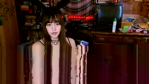 Snapshot of pixinun chatting on 10, 11, 2025 Izzy online show from 10, 11, 2025