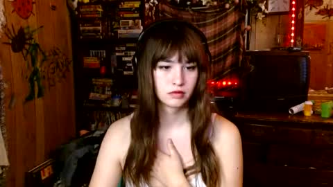 Snapshot of pixinun chatting on 12, 11, 2025 Izzy online show from 12, 11, 2025