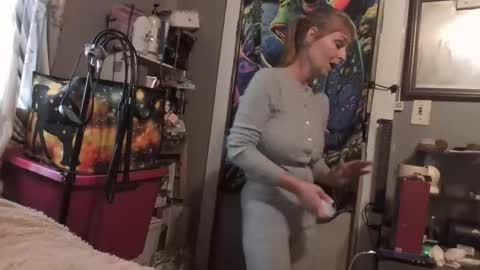 Snapshot of pizzedwife chatting on 28, 4, 2026 pizzedwife online show from 28, 4, 2026