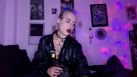 Snapshot of plutonbluemoon_999 chatting on 24, 10, 2025 online show from 24, 10, 2025