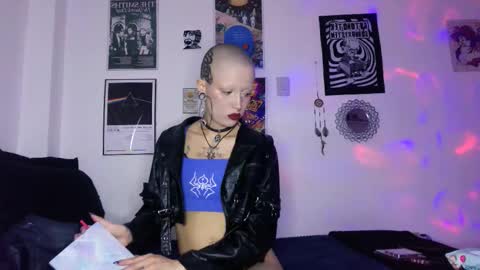 Snapshot of plutonbluemoon_999 chatting on 15, 11, 2025 online show from 15, 11, 2025