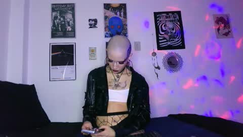 Snapshot of plutonbluemoon_999 chatting on 18, 11, 2025 online show from 18, 11, 2025