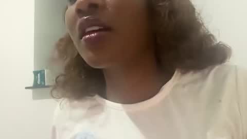 Snapshot of pretty_ellsie chatting on 19, 9, 2025 independent model online show from 19, 9, 2025