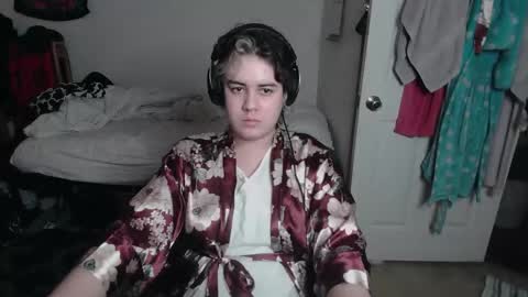 Snapshot of prettyandpeachy chatting on 23, 12, 2025 Mistress Mallad online show from 23, 12, 2025