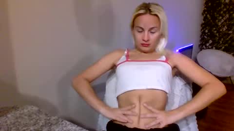 Snapshot of prettybabypetite chatting on 21, 12, 2025 Missy Jack online show from 21, 12, 2025