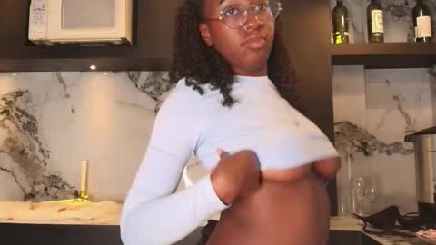 Snapshot of qeen_blackk chatting on 18, 10, 2025 Shekoni Schedule 700 - 1400 gtm-5 online show from 18, 10, 2025
