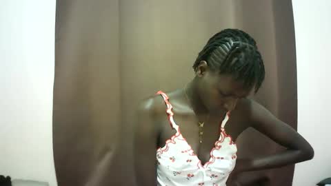 Snapshot of queen_0012 chatting on 19, 4, 2026 asher online show from 19, 4, 2026