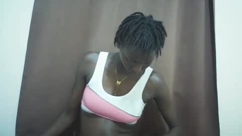 Snapshot of queen_0012 chatting on 15, 5, 2026 asher online show from 15, 5, 2026
