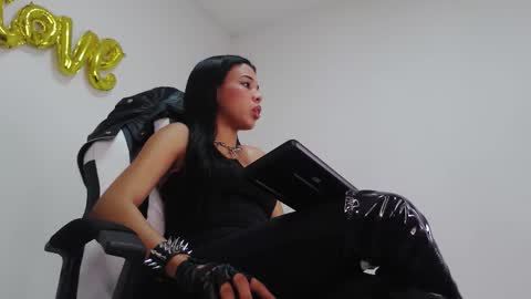 Snapshot of queen_findom chatting on 9, 10, 2025 GIVE ME YOUR MONEY online show from 9, 10, 2025