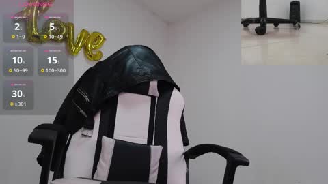 Snapshot of queen_findom chatting on 16, 10, 2025 GIVE ME YOUR MONEY online show from 16, 10, 2025