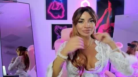 Snapshot of queen_violetta_ chatting on 7, 10, 2025 queen_violetta_ online show from 7, 10, 2025