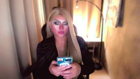 Snapshot of queenarthalia chatting on 10, 12, 2024 ARTHA online show from 10, 12, 2024