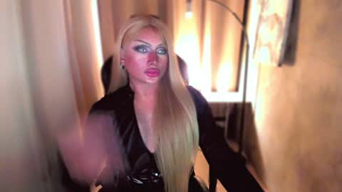 Snapshot of queenarthalia chatting on 18, 12, 2024 ARTHA online show from 18, 12, 2024