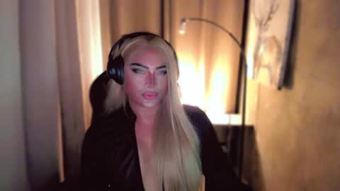 Snapshot of queenarthalia chatting on 22, 2, 2025 ARTHA online show from 22, 2, 2025