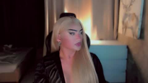 Snapshot of queenarthalia chatting on 15, 12, 2025 ARTHA online show from 15, 12, 2025