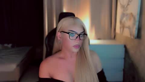 Snapshot of queenarthalia chatting on 16, 12, 2025 ARTHA online show from 16, 12, 2025