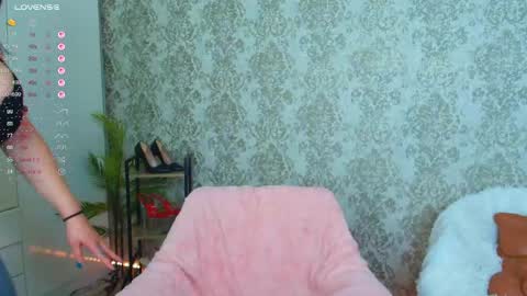 Snapshot of queenevamariaa chatting on 8, 5, 2026 Help me to reach 150 K followers online show from 8, 5, 2026