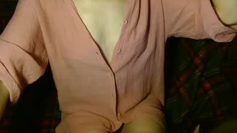 Snapshot of queenoftenderness chatting on 24, 12, 2024 queenoftenderness online show from 24, 12, 2024