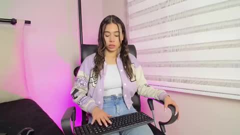 Snapshot of rachell_criss chatting on 2, 3, 2025 Rachell online show from 2, 3, 2025