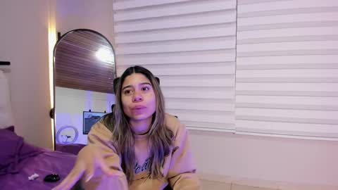 Snapshot of rachell_criss chatting on 4, 10, 2025 Rachell online show from 4, 10, 2025
