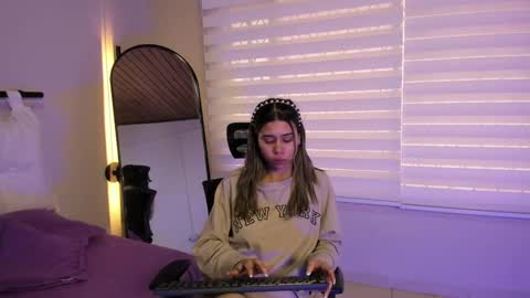 Snapshot of rachell_criss chatting on 6, 10, 2025 Rachell online show from 6, 10, 2025