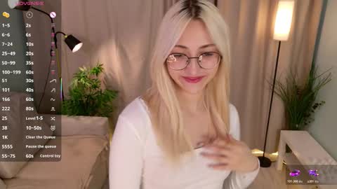 Snapshot of radi_rose_ chatting on 7, 11, 2025 Karina online show from 7, 11, 2025