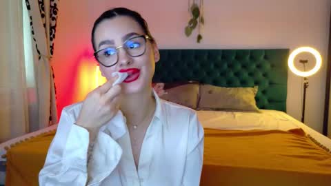 Snapshot of raeeamber_ chatting on 4, 10, 2025 sweet peach online show from 4, 10, 2025